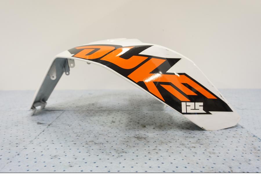 Höger sida på Bensintankskåpa från en KTM 125 Duke -2014 motorcykel.