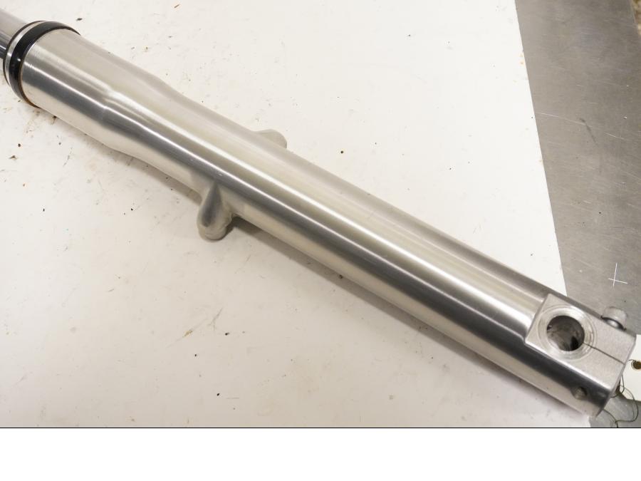 Baksidan på Gaffelben från en Honda VT 1100 C -2000 motorcykel.