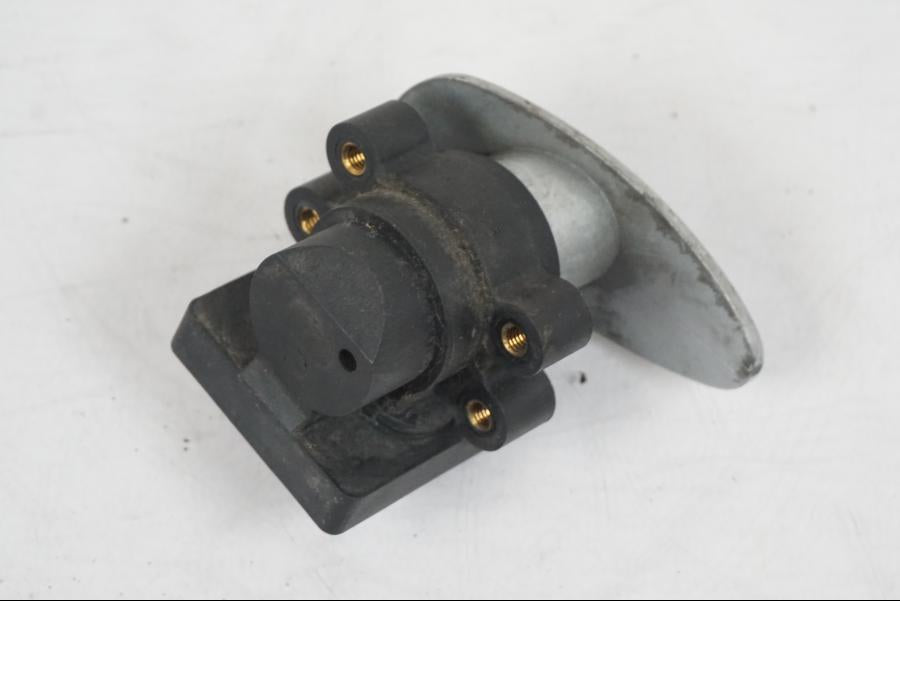 Extrabild3 på <p>Låssats från BMW R 1200 C 2002.</p>

<p>Tändningslås, tanklock, ett väsklås, skador finns och 2st nycklar. Lacksläpp på tändningslåset se bild.</p> motorcykel.