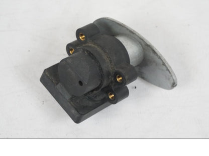 Extrabild3 på <p>Låssats från BMW R 1200 C 2002.</p>

<p>Tändningslås, tanklock, ett väsklås, skador finns och 2st nycklar. Lacksläpp på tändningslåset se bild.</p> motorcykel.