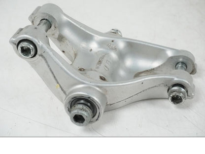 Snett nerifrån på Stötdämparlänkage från en Ducati Streetfighter S -2011 motorcykel.