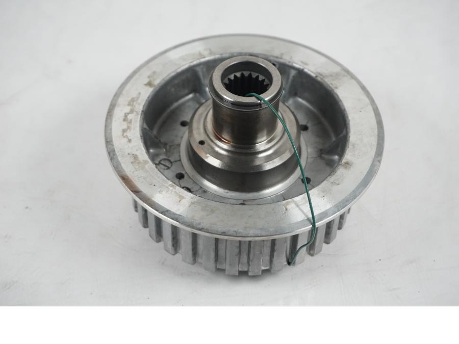 Snett uppifrån på Kopplingskorg från en H-D Softail Standard FXST -2001 motorcykel.