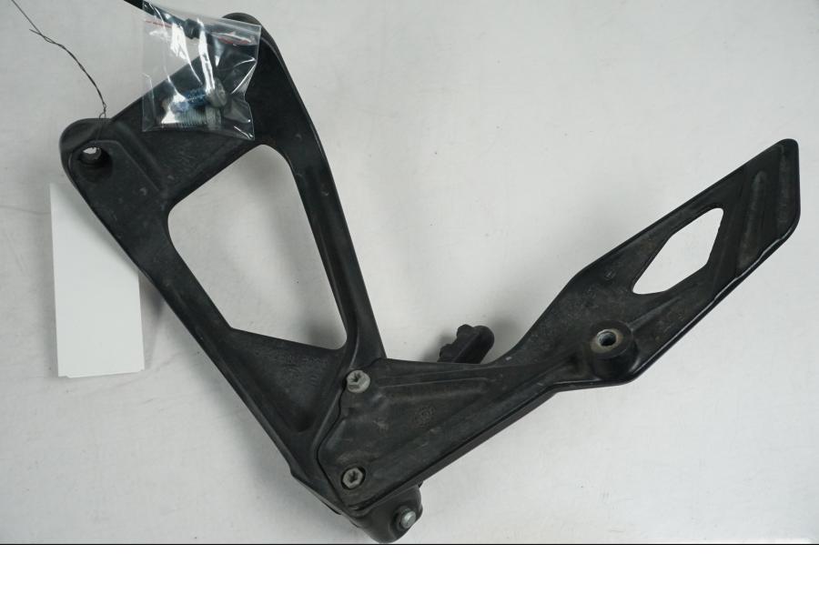 Snett uppifrån på Fotpinnefäste från en KTM 1290 Super Duke GT -2017 motorcykel.