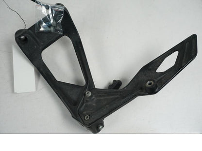 Snett uppifrån på Fotpinnefäste från en KTM 1290 Super Duke GT -2017 motorcykel.