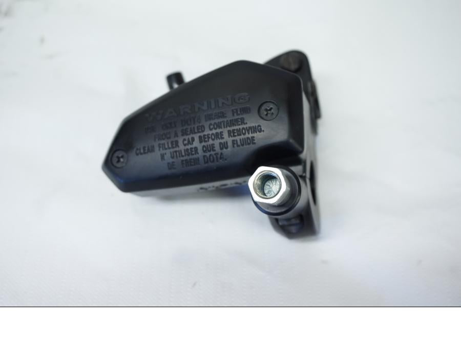 Framsidan på Bromshuvudcylinder från en Kawasaki Z 800 -2013 motorcykel.