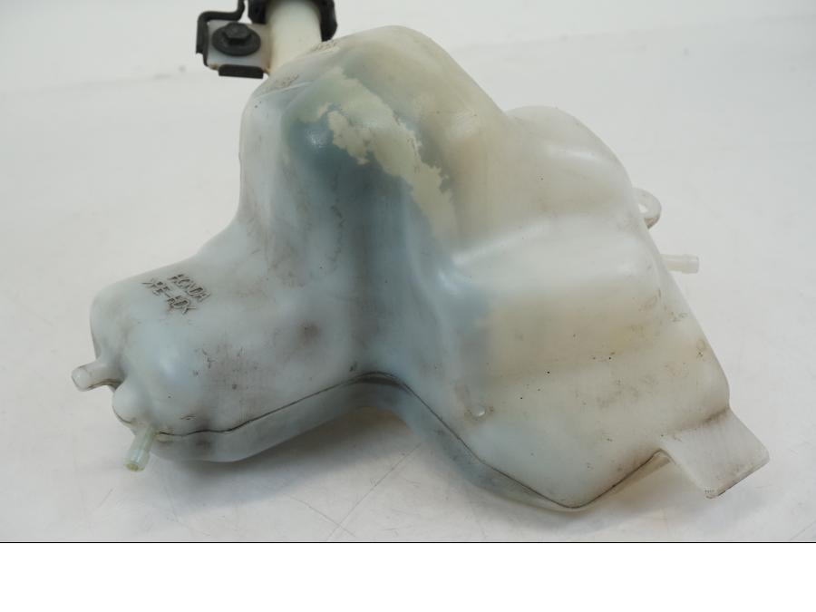 Vänster sida på Vattenexpansionskärl från en Honda XL 1000 V -1999 motorcykel.