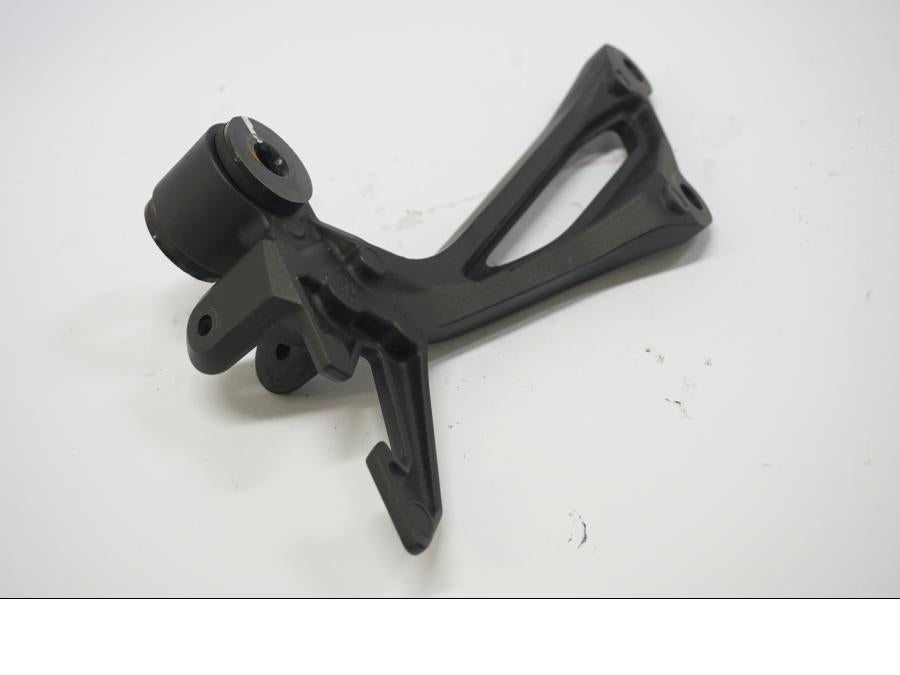 Baksidan på Fotpinnefäste från en Kawasaki Z 900 -2019 motorcykel.