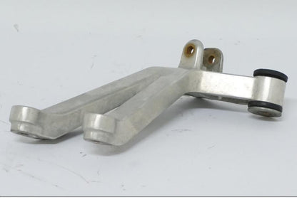 Vänster sida på Fotpinnefäste från en Honda CBR 900 RR -2002 motorcykel.