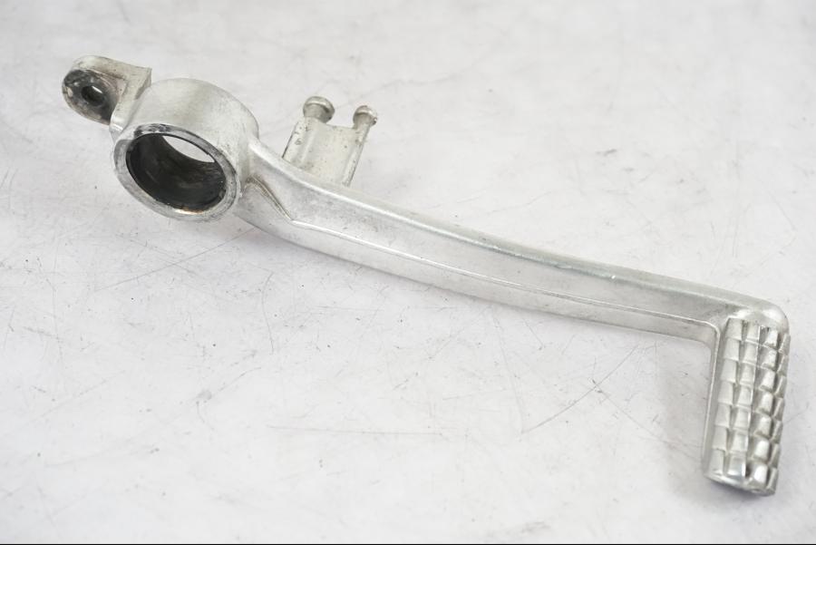 Höger sida på Bromspedal från en Suzuki GSX-R 750 -2006 motorcykel.