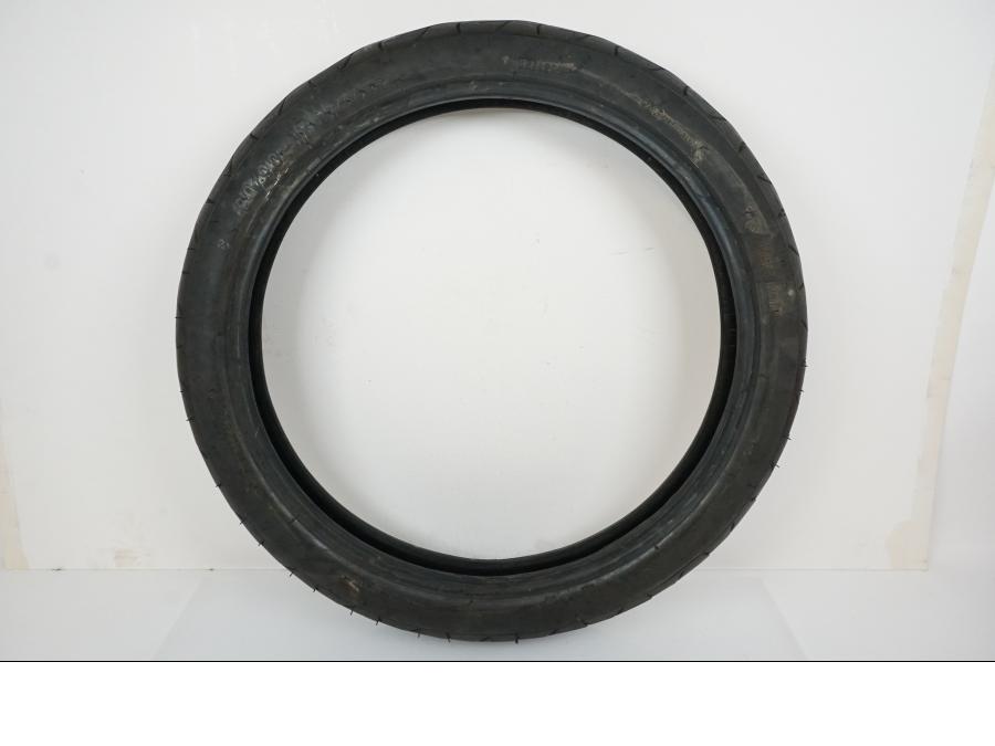 Framsidan på <p>Däck: Continental ContiGo!</p>

<p>Dimension: 80/90-17 M/C 44P.</p>

<p>Tillv. 4716.</p>

<p>Mönsterdjup: ca. 70 %.</p> motorcykel.