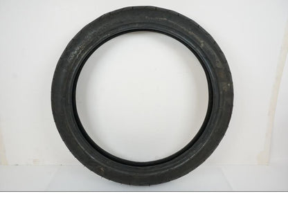 Framsidan på <p>Däck: Continental ContiGo!</p>

<p>Dimension: 80/90-17 M/C 44P.</p>

<p>Tillv. 4716.</p>

<p>Mönsterdjup: ca. 70 %.</p> motorcykel.