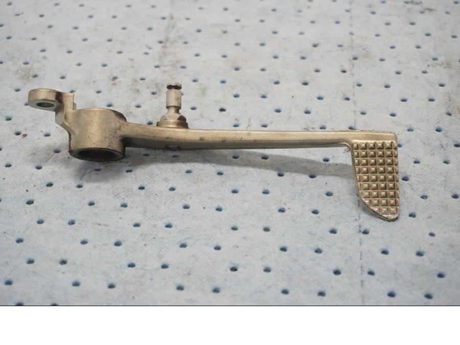 Framsidan på Bromspedal från en Yamaha YZF 1000 R1 -2003 motorcykel.