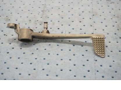 Framsidan på Bromspedal från en Yamaha YZF 1000 R1 -2003 motorcykel.