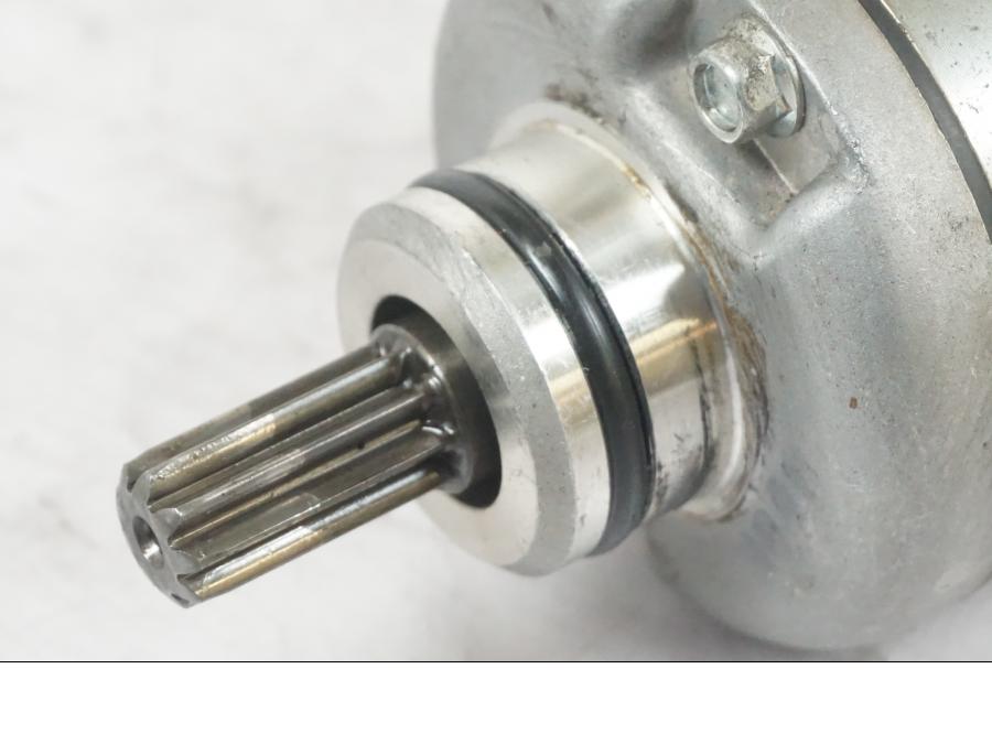 Höger sida på Startmotor från en Kawasaki ZZ-R 1400 -2009 motorcykel.