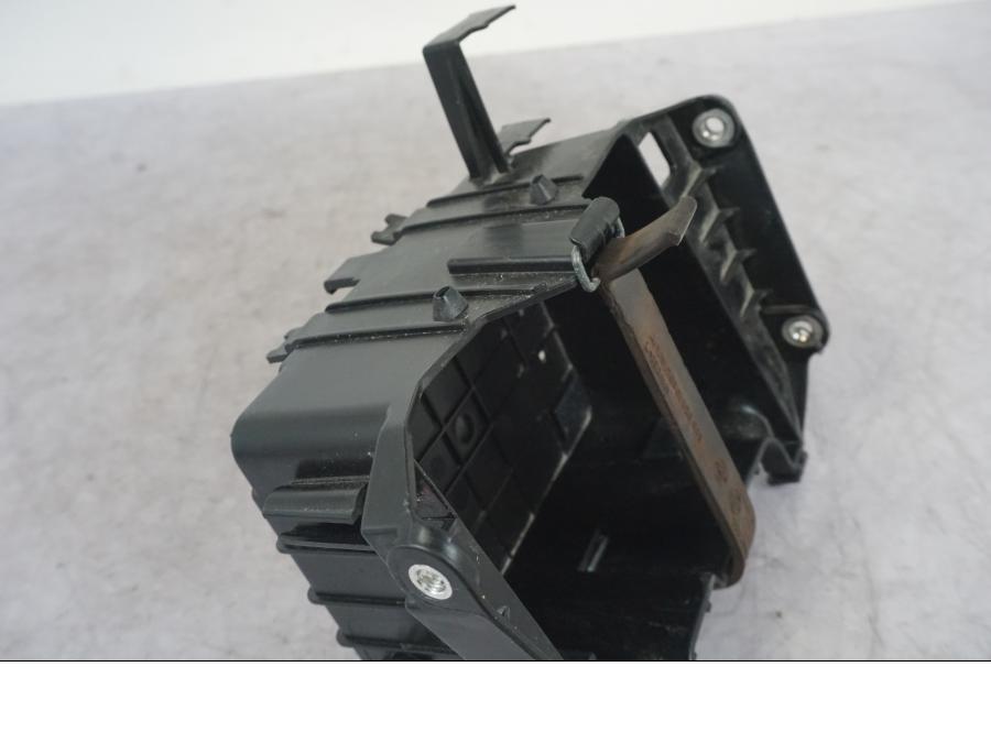 Vänster sida på Batterihållare från en KTM 1290 Super Adventure S -2022 motorcykel.