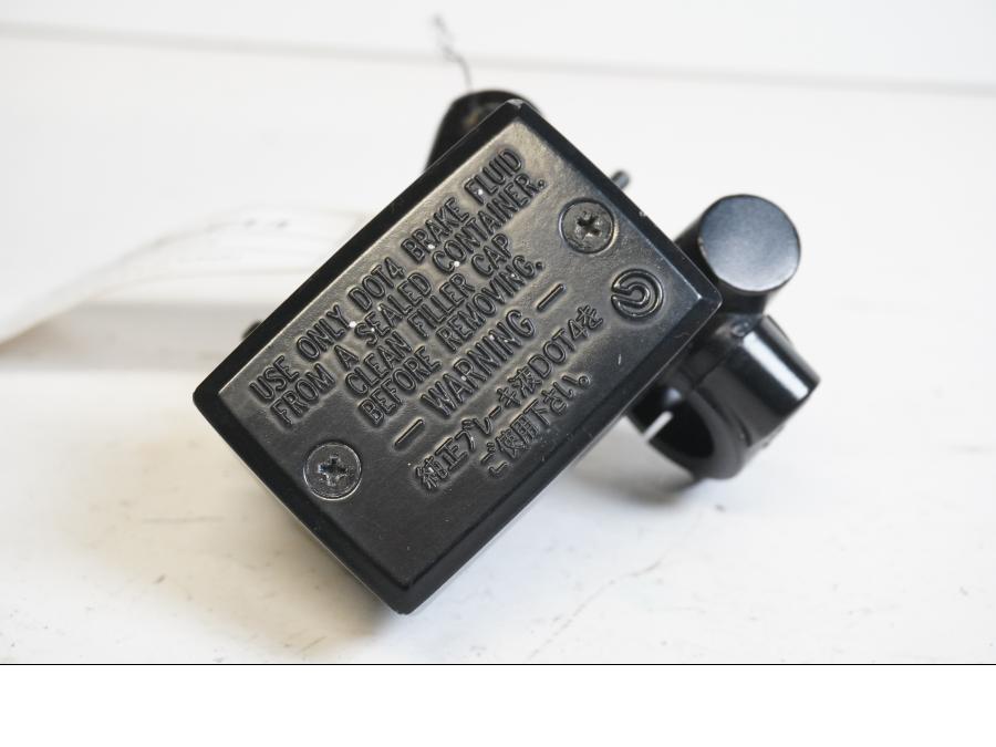 Baksidan på Bromshuvudcylinder från en Yamaha FZ-6 -2005 motorcykel.