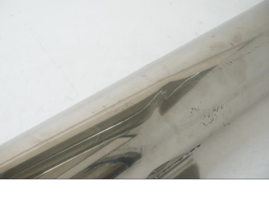 Baksidan på Ljuddämpare från en Suzuki SV 650 -2003 motorcykel.