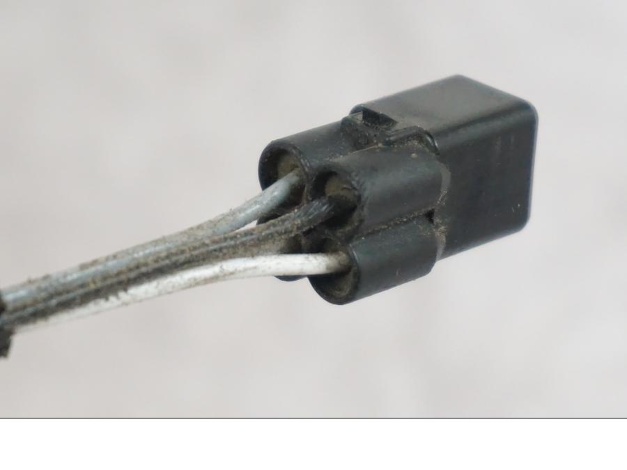 Snett nerifrån på Lambdasond från en Triumph Tiger -2009 motorcykel.