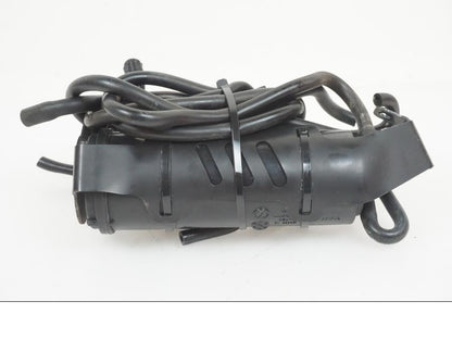 Höger sida på Fuel Evap System från en BMW R Ninet -2017 motorcykel.