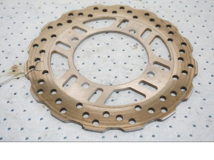 Framsidan på Bromsskiva från en Kawasaki Z 900 -2019 motorcykel.