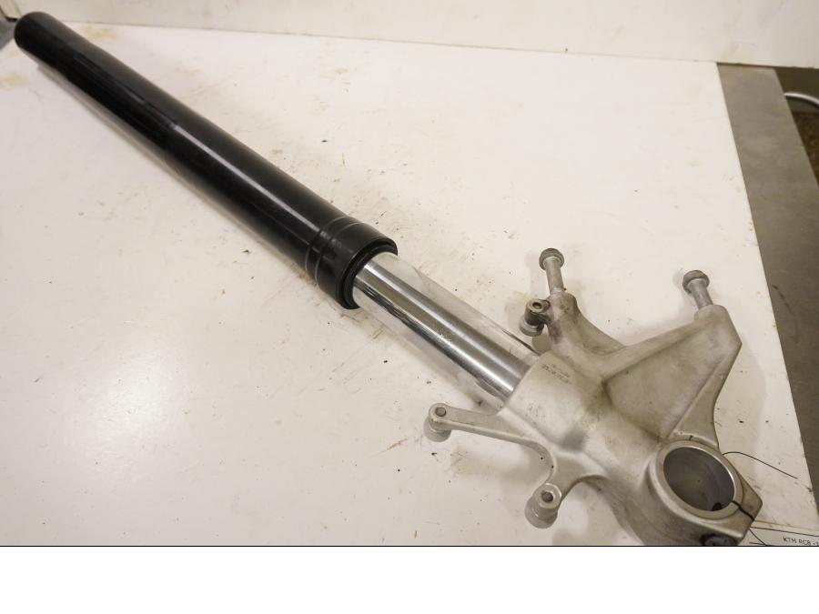 Framsidan på Gaffelben från en KTM RC8 -2009 motorcykel.