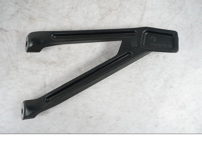 Framsidan på Fotpinnefäste från en BMW S 1000 XR -2019 motorcykel.