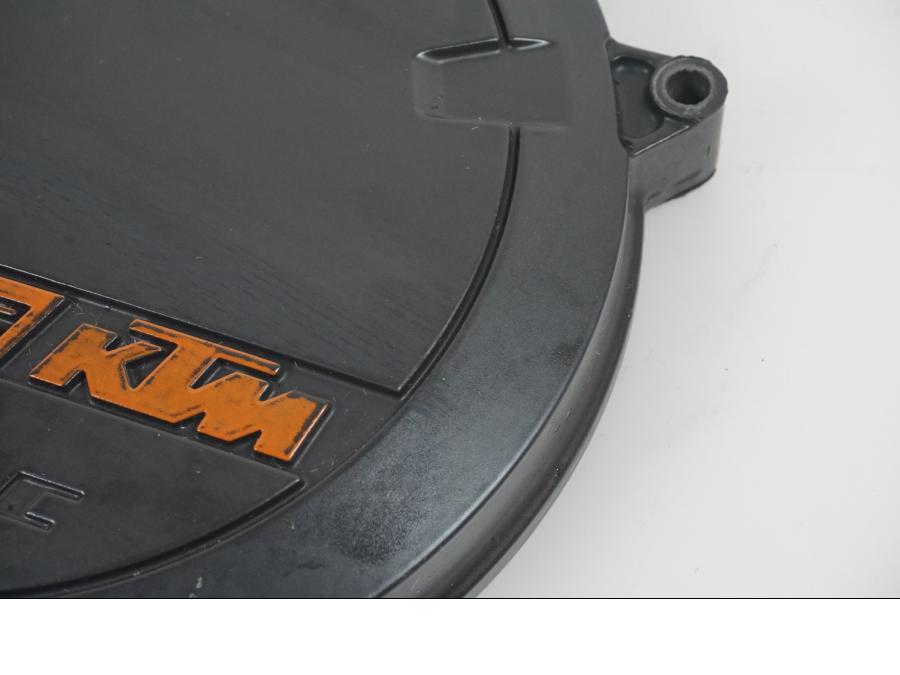 Vänster sida på Kopplingskåpa från en KTM 1290 Super Duke R -2021 motorcykel.