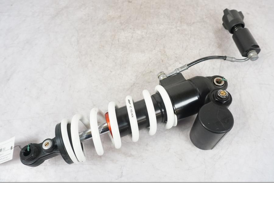 Framsidan på Stötdämpare från en KTM 1290 Super Duke R -2022 motorcykel.