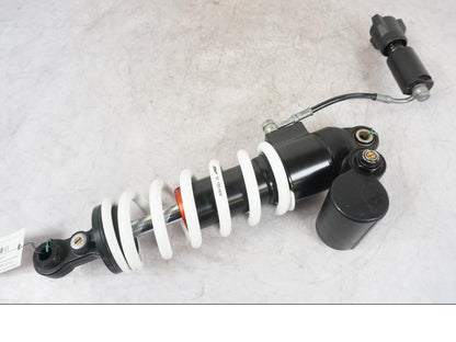 Framsidan på Stötdämpare från en KTM 1290 Super Duke R -2022 motorcykel.