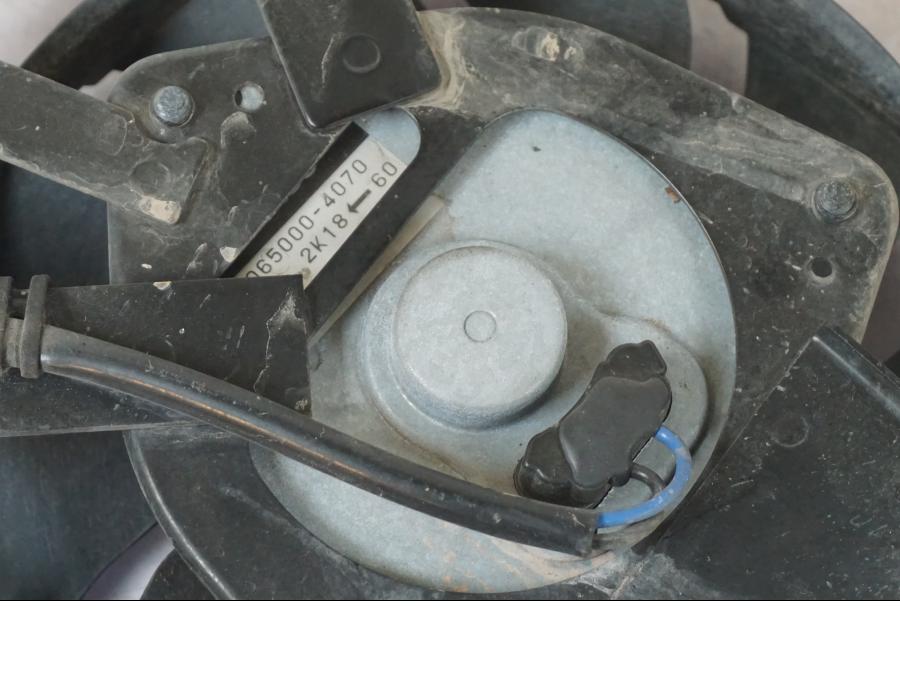 Snett nerifrån på Vattenkylfläkt från en Kawasaki ZX-10R -2008 motorcykel.