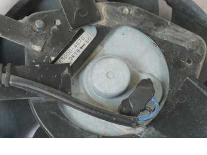 Snett nerifrån på Vattenkylfläkt från en Kawasaki ZX-10R -2008 motorcykel.