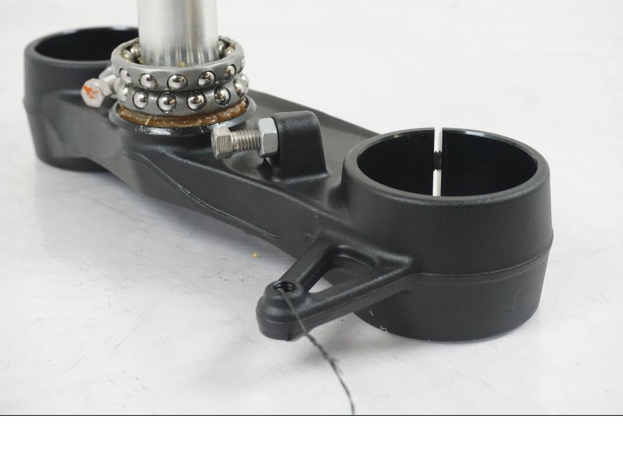 Snett nerifrån på Gaffelkrona från en KTM 1290 Super Duke R EVO -2023 motorcykel.