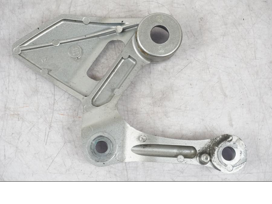 Vänster sida på Fotpinnefäste från en Yamaha MT-09 -2016 motorcykel.