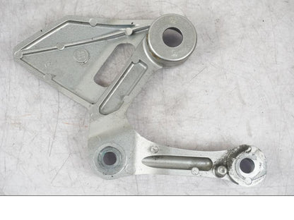 Vänster sida på Fotpinnefäste från en Yamaha MT-09 -2016 motorcykel.