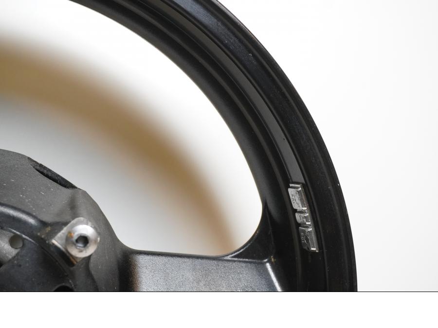 Vänster sida på Fälg från en Suzuki DL 1000 -2006 motorcykel.