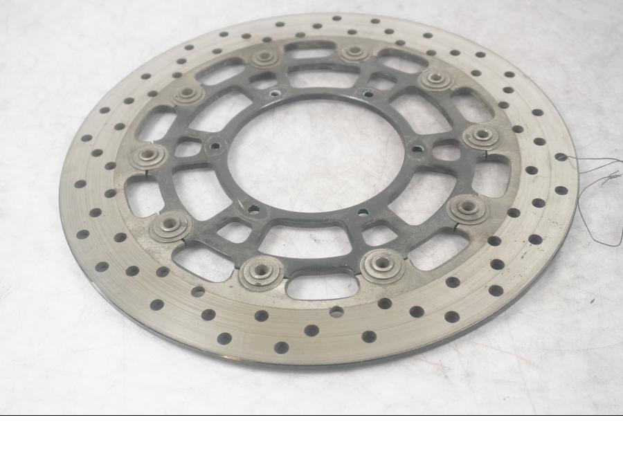 Framsidan på Bromsskiva från en BMW F 700 GS -2014 motorcykel.