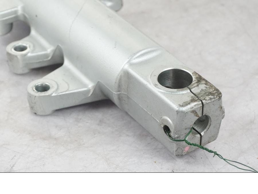 Baksidan på Gaffelben från en Suzuki SV 650 S -2005 motorcykel.