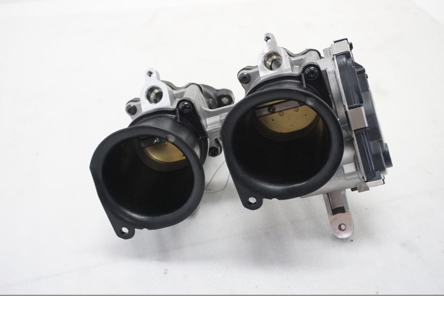 Vänster sida på Spjällhus från en Ducati Multistrada 1158 V4 -2021 motorcykel.