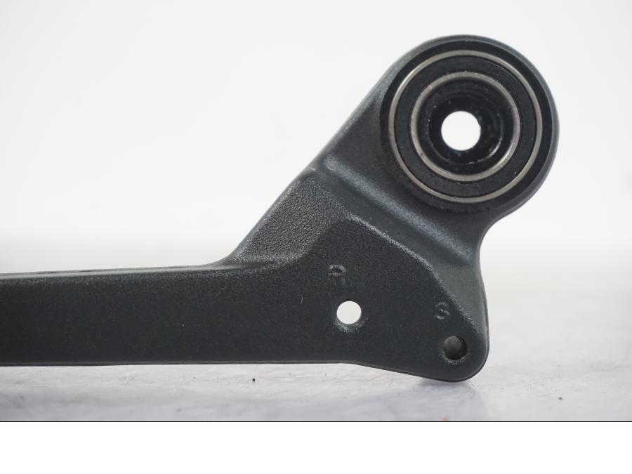 Snett nerifrån på Växelpedal från en KTM 1290 Super Duke R -2022 motorcykel.