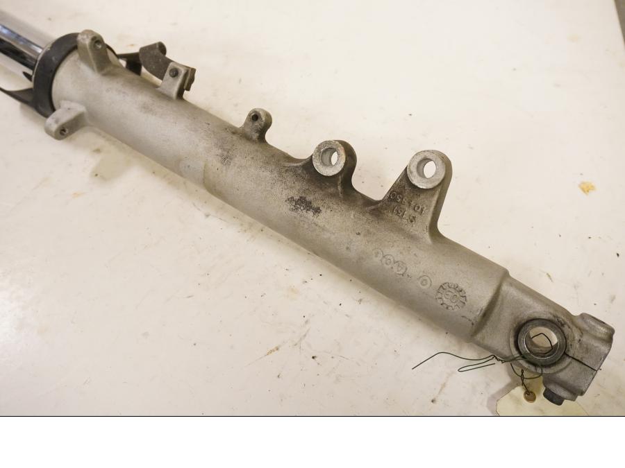 Vänster sida på Gaffelben från en Suzuki GS 500 -2004 motorcykel.