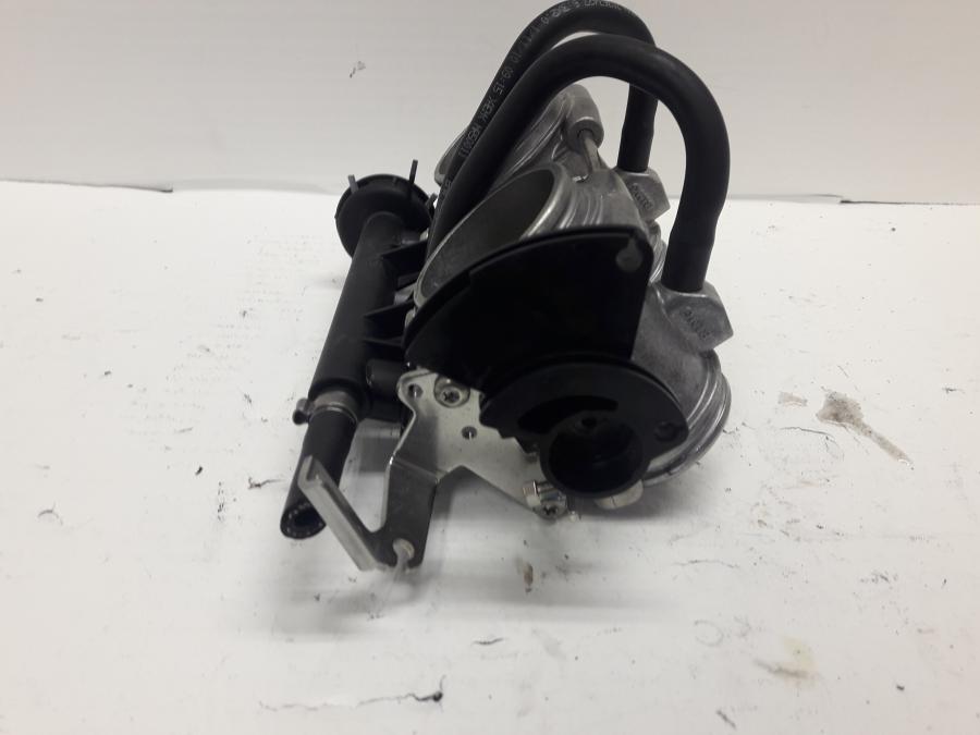 Vänster sida på Spjällhus från en BMW F 800 ST -2010 motorcykel.