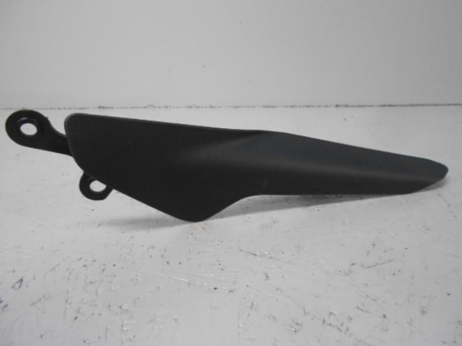 Framsidan på Kedjeskydd från en Ducati Monster 1200 -2014 motorcykel.