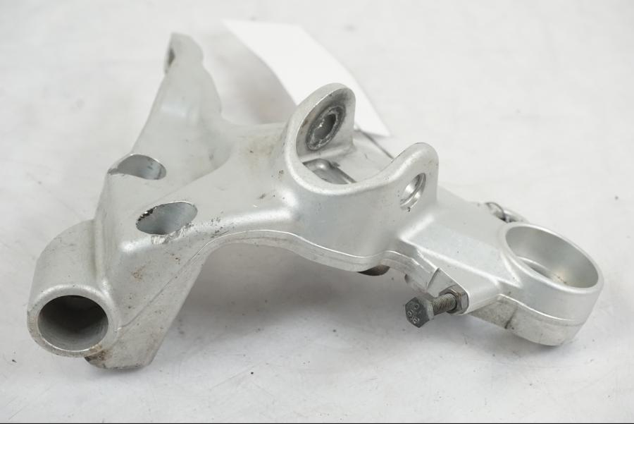 Vänster sida på Fotpinnefäste från en Husqvarna 701 SUPERMOTO ABS -2016 motorcykel.