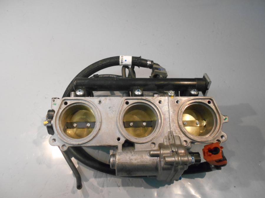 Baksidan på Spjällhus från en Triumph Tiger 800 -2016 motorcykel.