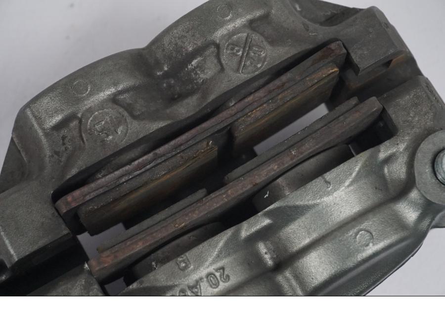 Snett nerifrån på Bromsok från en KTM 1290 Super Duke R -2015 motorcykel.