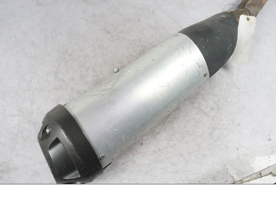 Baksidan på Avgassystem från en Yamaha YZF-R 125 -2008 motorcykel.