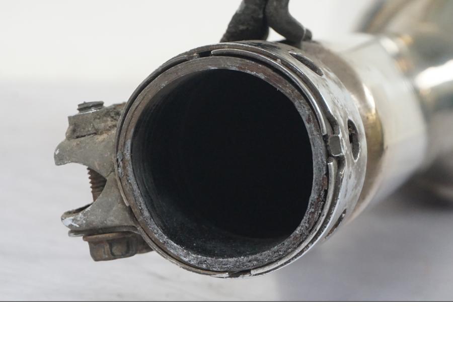 Baksidan på Ljuddämpare från en Honda CBR 1100 XX -1999 motorcykel.