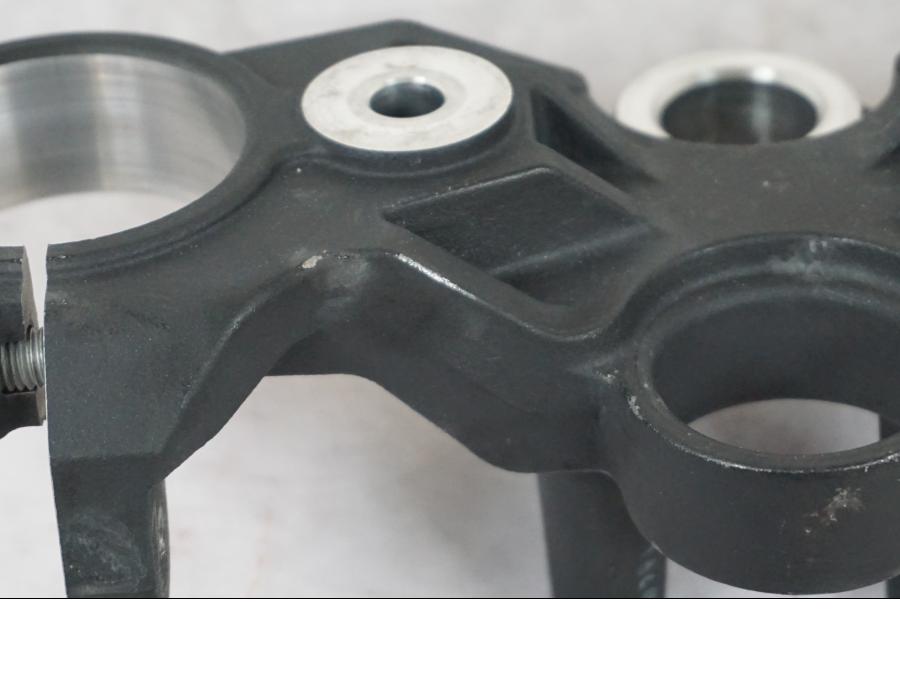 Vänster sida på Gaffelkrona från en Yamaha MT 125 -2017 motorcykel.