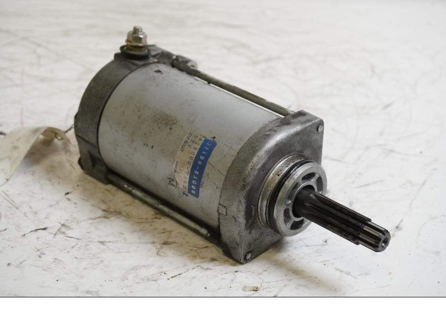 Framsidan på Startmotor från en Suzuki SV 1000 -2004 motorcykel.