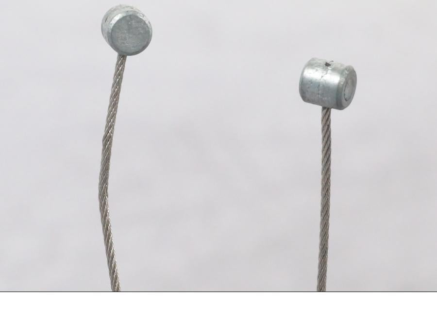 Höger sida på Gasvajer från en Suzuki GSF 1250 -2010 motorcykel.